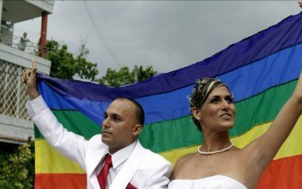 У день народження Фіделя Кастро у шлюбі поєдналися чоловік і транссексуал, офіційно визнаний жінкою після операції зі зміни статі. / © AFP