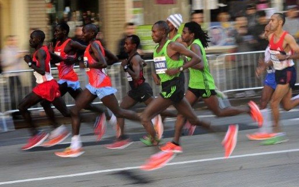 США, Нью-Йорк. Кенійський бігун Джеффрі Мутаї (в центрі) виграв Нью-йоркський марафон та встановив новий рекорд у дві години, п&#039;ять хвилин і шість секунд. Мутаї є також переможцем Бостонського марафону 2011. / © AFP