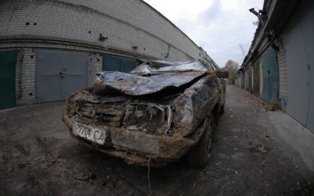 У Дніпрі зсув грунту розтрощив десятки гаражів та пошкодив підземний водопровід. / © УНІАН