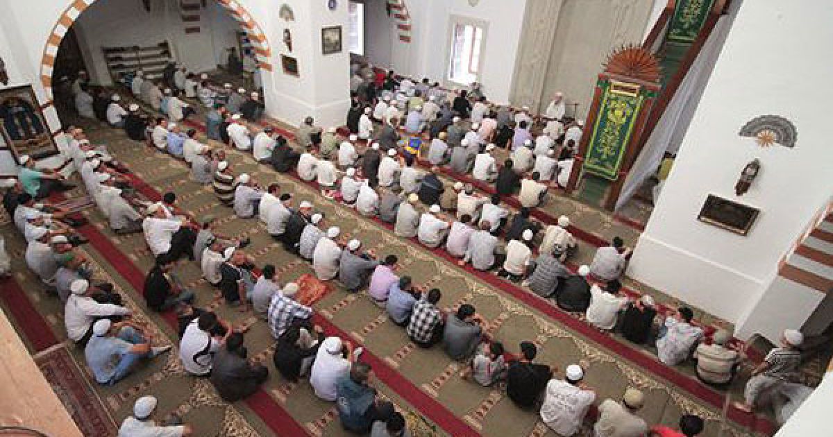 Мусульмани здійснили урочистий намаз з нагоди святкування ісламського свята Ураза-Байрам, що відзначають на честь закінчення місяця Рамадан. / © УНІАН