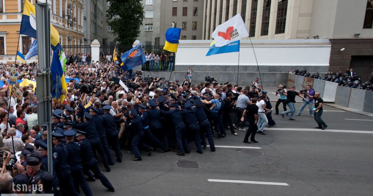 Після цього мітинг опозиції вирушив до Адміністрації президента на Банкову