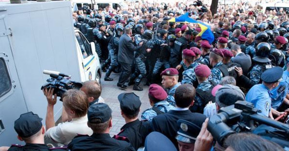 Під Печерським судом між прихильниками Тимошенко та беркутівцями виникла бійка / © Цензор.нет