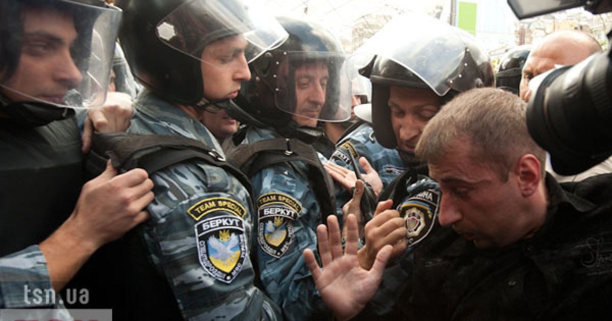 Спецназ силою не дав прихильникам Тимошенко встановити намети навпроти Печерського суду на Хрещатику.