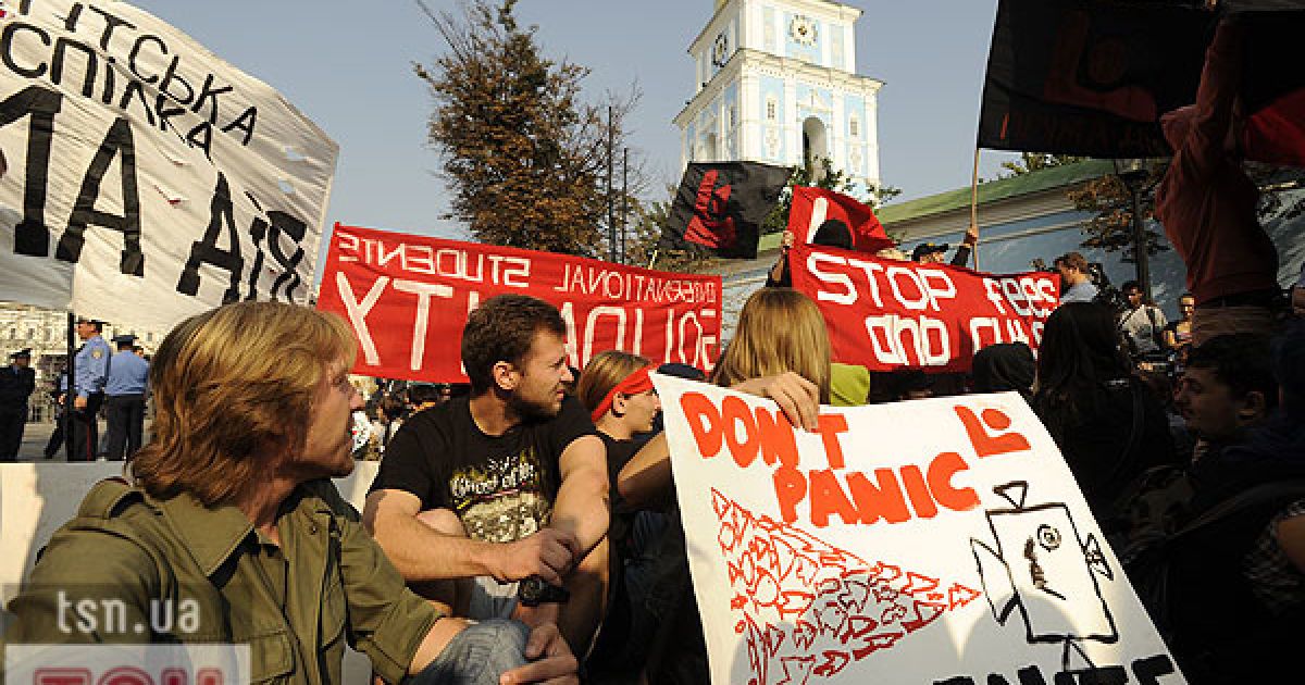 Близько 100 студентів провели мітинг проти політики Міносвіти на Європейській площі в Києві.