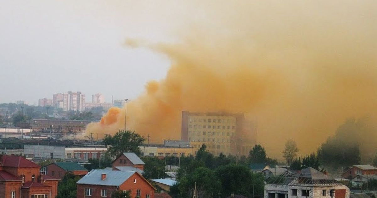 На вокзалі в Челябінську розбилися ємності з отруйним бромом. Жовта хмара накрила місто, близько 100 людей постраждали.