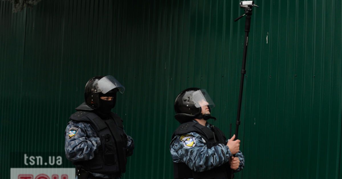 Під Радою зламали паркан, правоохоронців закидали гарбузами
