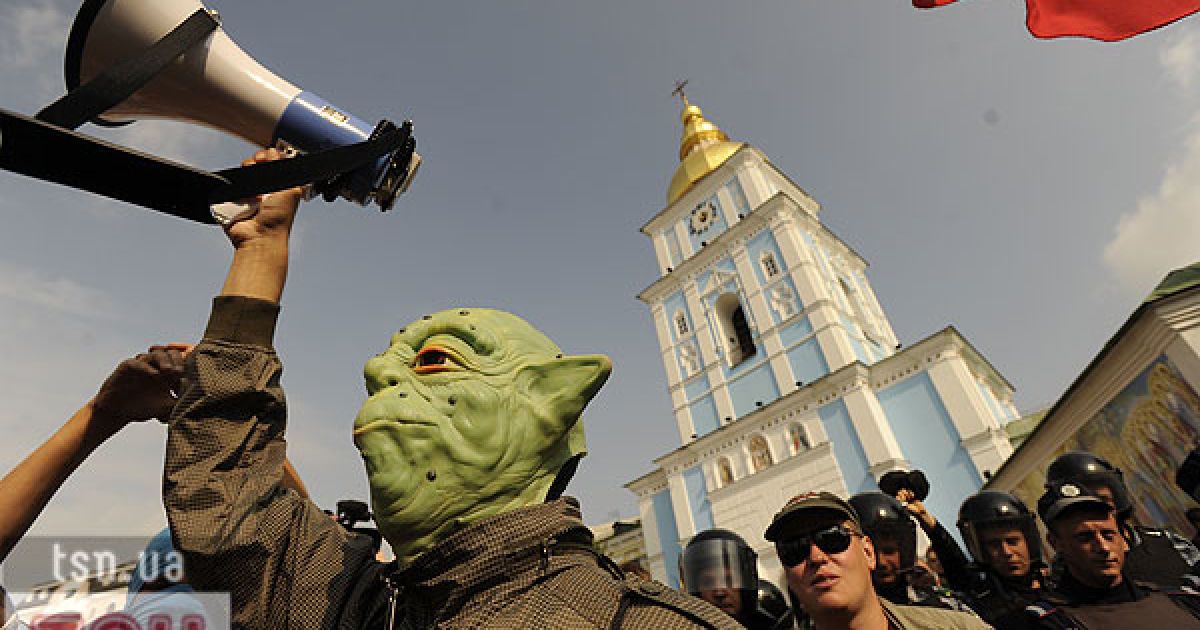 Близько 100 студентів провели мітинг проти політики Міносвіти на Європейській площі в Києві.