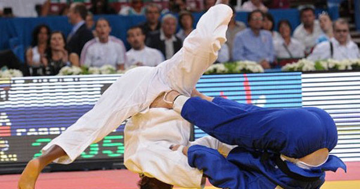 Франція, Париж. Французька спортсменка Марі Паске (синє кімоно) бореться з Ванессою Чалою (з Еквадору) під час відбіркової зустрічі у ваговій категорії 70 кг на чемпіонаті світу з дзюдо. / © AFP