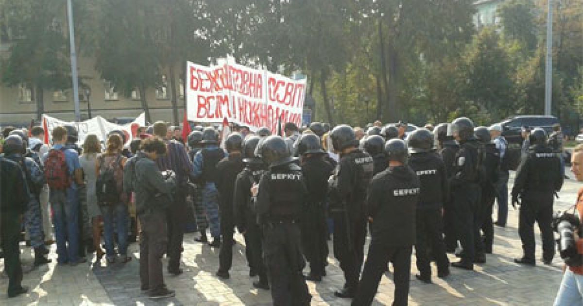 Близько 100 студентів провели мітинг проти політики Міносвіти на Європейській площі в Києві. Фото з Facebook Олександра Арагата / © Українська правда