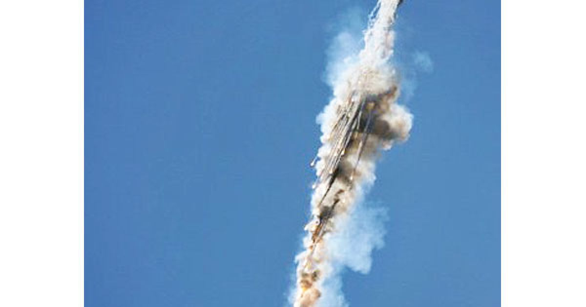 Росія, Жуковський. Члени російської аеробатичної пілотажної групи "Соколи Росії" виступають на винищувачі Су-27 під час проведення міжнародного авіаційно-космічного салону МАКС-2011 у Жуковському поблизу Москви. / © AFP