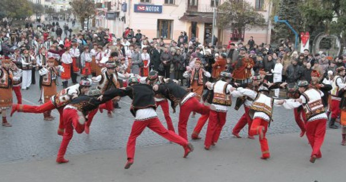 У Коломиї встановили новий рекорд України з масового виконання "коломийки" / © УНІАН