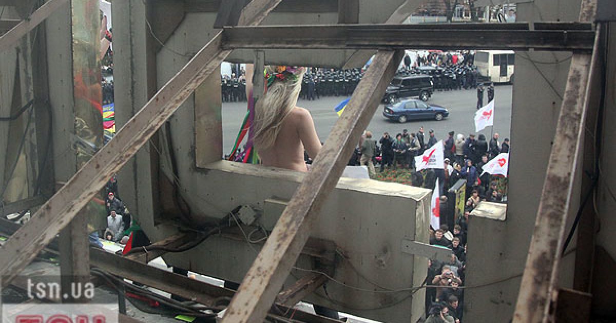 Топлес-акція FEMEN на ЦУМі "Ю и Я - одна уйня"_21
