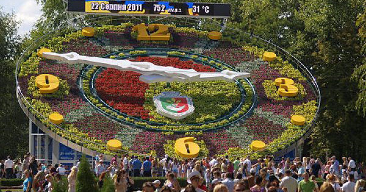 В Кривому Розі запустили найбільший у світі квітковий годинник діаметром 22 м. / © УНІАН