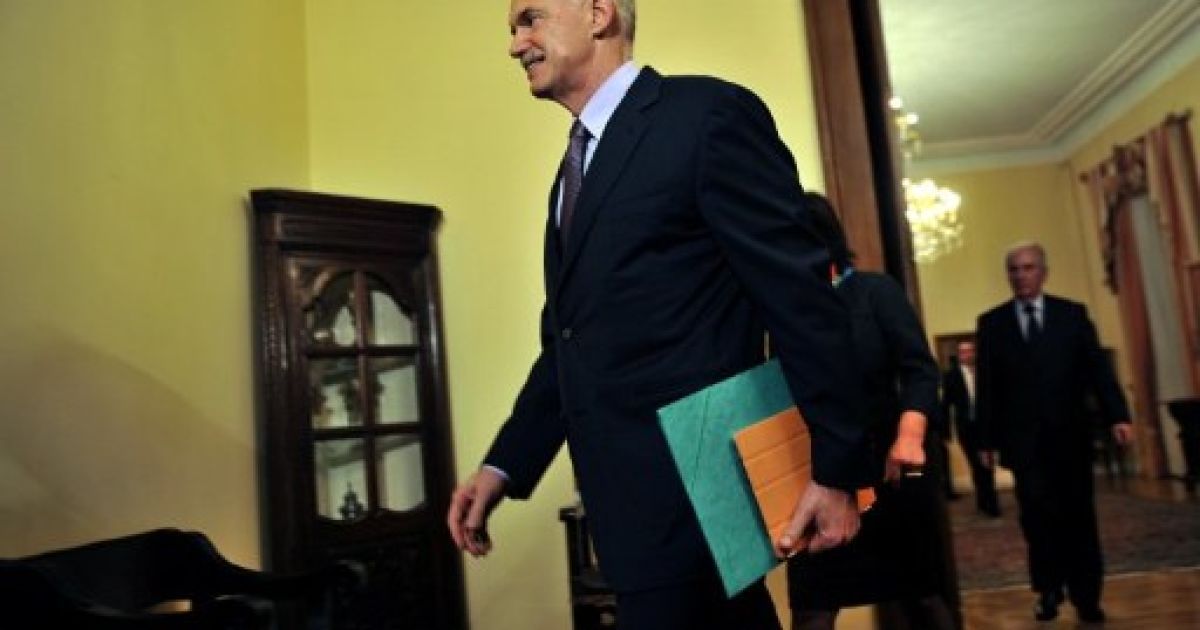 Греція, Афіни. Прем&#039;єр-міністр Греції Георгіос Папандреу прибуває на зустріч в президентському палаці в Афінах. На спільній нараді між опозицією, президентом та прем&#039;єром Греції, Папандреу погодився піти у відставку. / © AFP