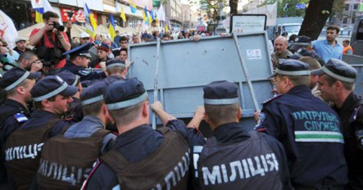 Україна, Київ. Міліцейські відтісняють прихильників Юлії Тимошенко перед її появою у суді. Тимошенко заарештували через неповагу до суду 3 дні тому через її записи у своєму блозі у Twitter, де вона звинувачувала свого наступника у корупції та глузувала з судді. / © AFP