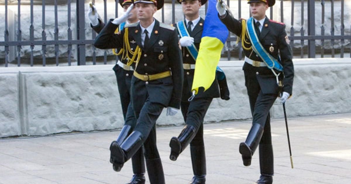 У Києві президент Віктор Янукович взяв участь в урочистій церемонії підняття Державного Прапора України.