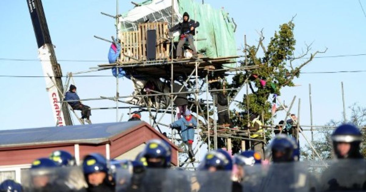 Великобританія, Дейл Фарм. Поліцейські готуються до розгону мешканців найбільшого в країні "циганського" табору ірландських кочівників які незаконно мешкали у лісі поблизу Базілдона. Поліцейські за допомогою сокир та вогню знесли табір та поклали край 10-річній судовій баталії . / © AFP