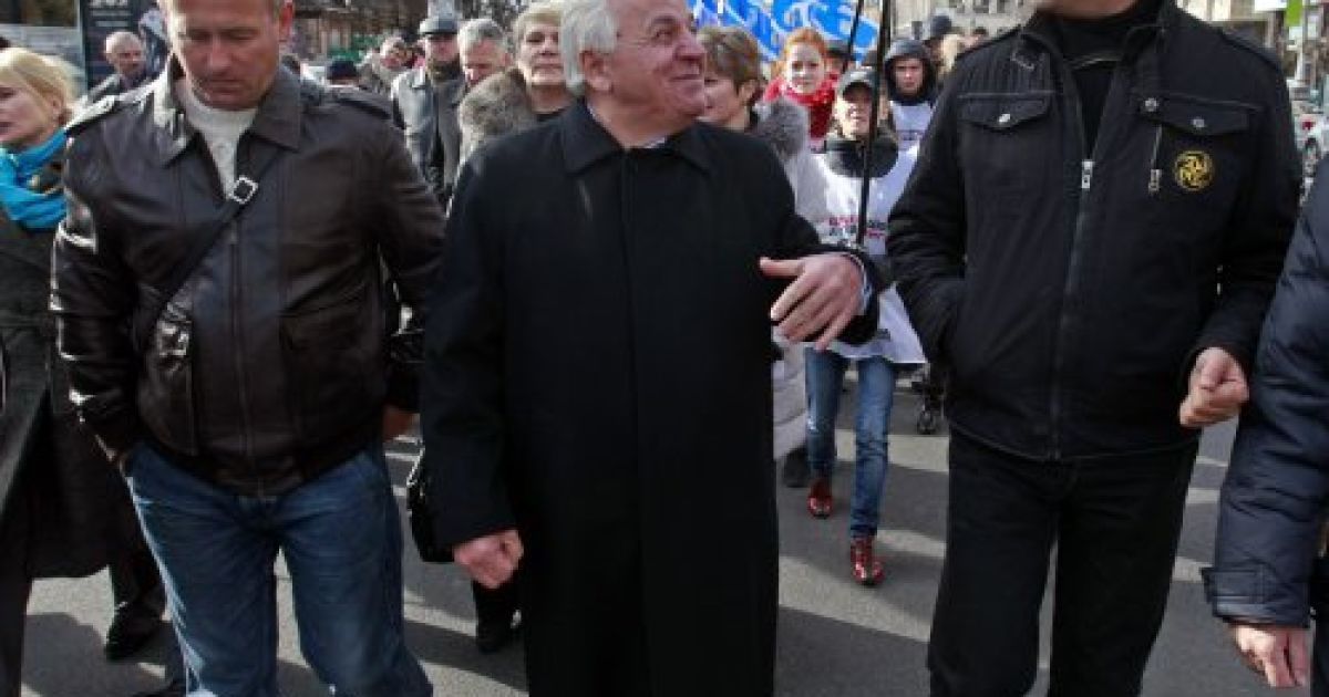 Кілька тисяч людей взяли участь у мітингу та марші протесту проти бідності, який організували Федерація профспілок України спільно з громадськими організаціями / © УНІАН