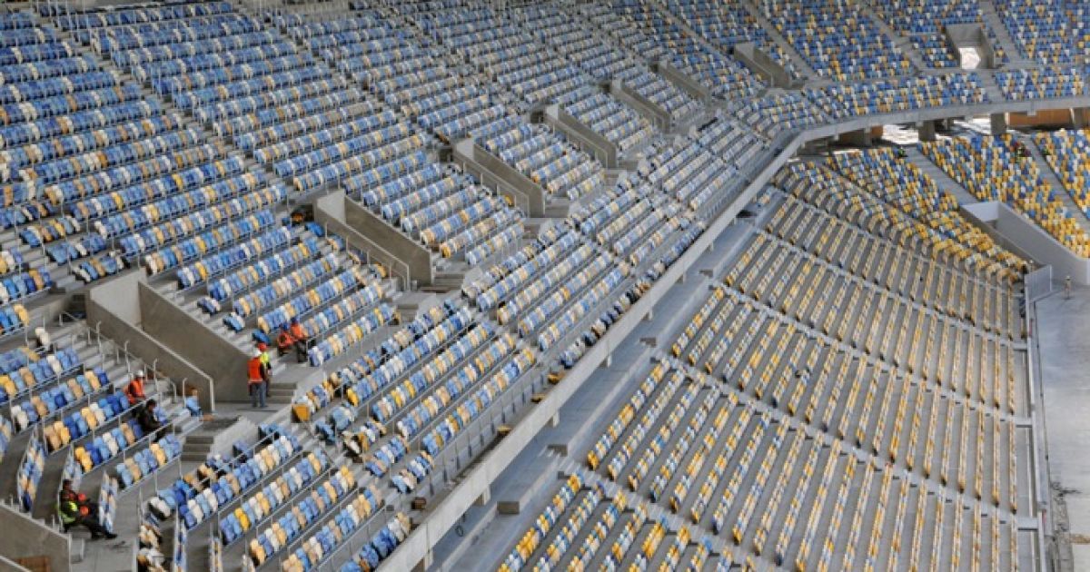 У Львові Мішель Платіні оглянув термінал та аеродром МА "Львів", а також побував на стадіоні, що готується прийняти матчі чемпіонату. / © ukraine2012.gov.ua