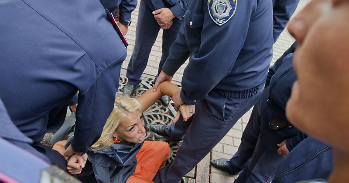 На День Незалежності жіночий рух FEMEN провів в центрі Києва топлес-акцію "День залежності"