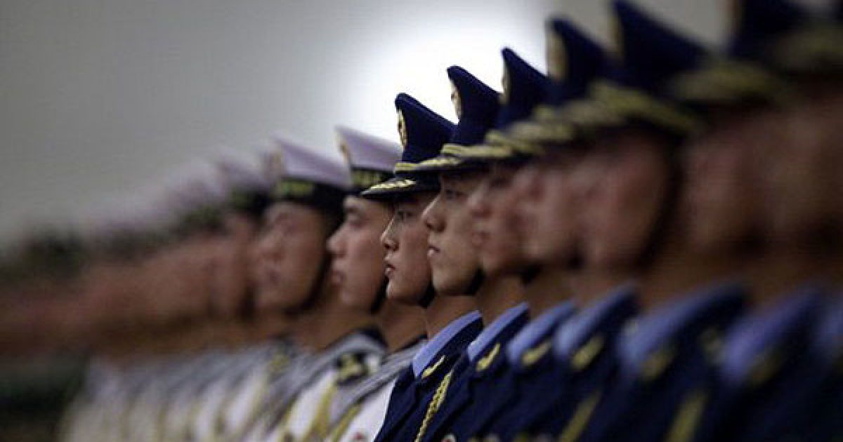 Китай, Пекін. Почесна варта вишукалась перед урочистою церемонією зустрічі прем&#039;єр-міністра РФ Володимира Путіна в Будинку народних зборів у Пекіні. / © AFP