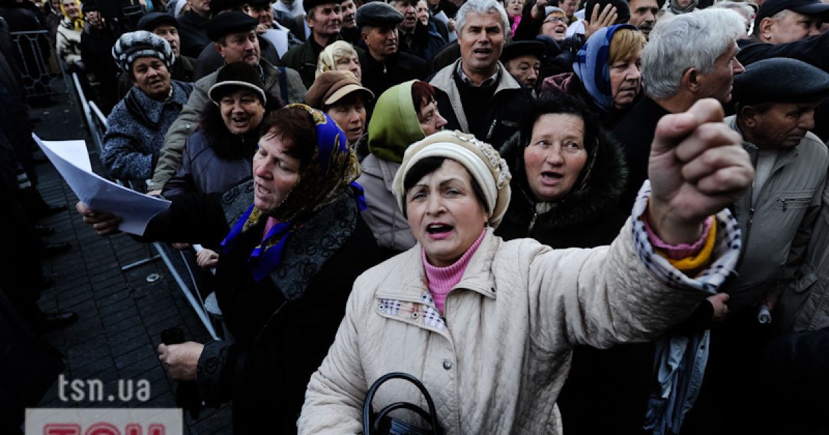 Сотні чорнобильців під Кабміном вимагають підняти їм пенсії