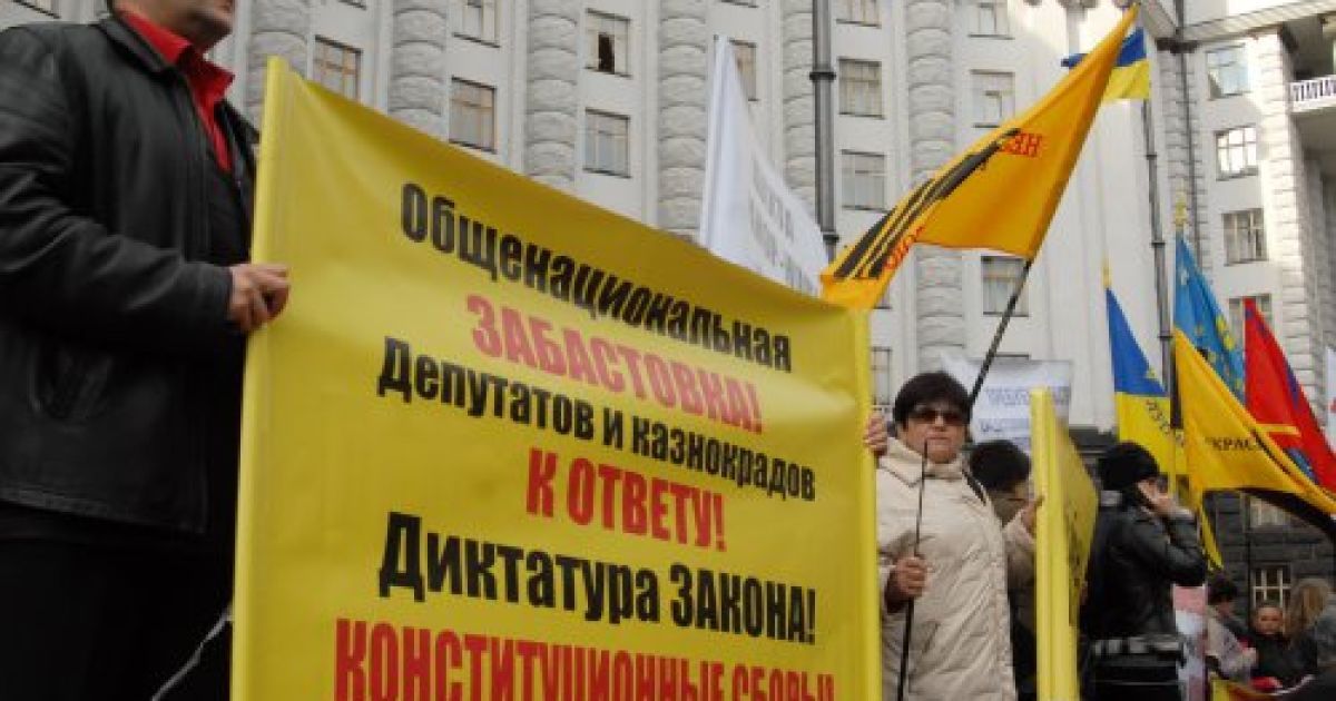 Шахтарі з Луганської області провели в Києві акцію протесту проти свавілля "вугільної мафії" / © УНІАН