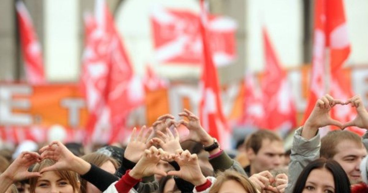 На День народної єдності сотні активістів прокремлівського молодіжного руху "Наші" провели святковий мітинг / © AFP