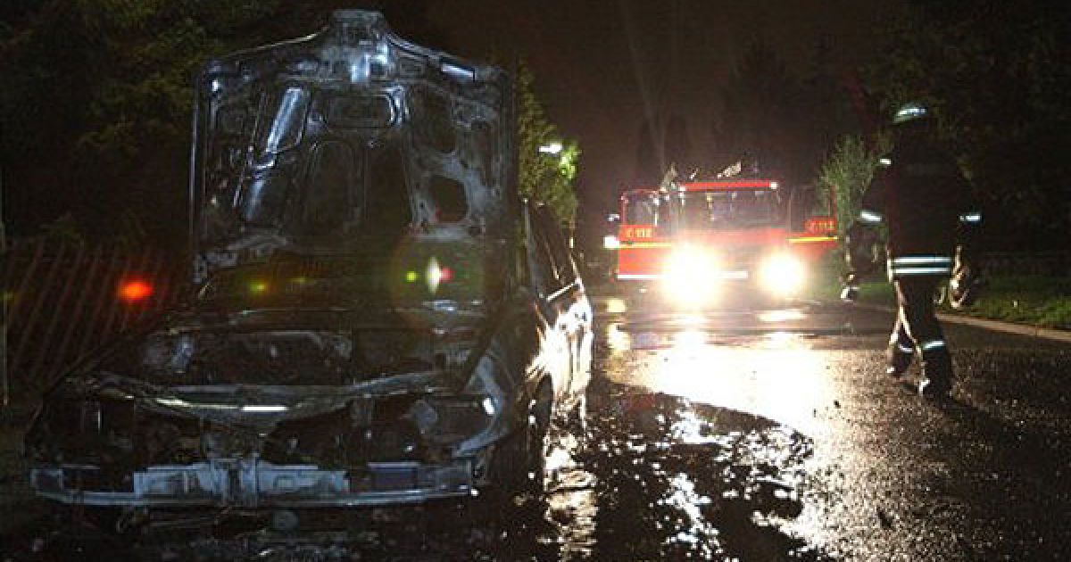 Німеччина, Берлін. Пожежний проходить повз спалений автомобіль у берлінському районі Neukoelln. Щонайменше 12 машин спалили у Берліні вночі. / © AFP