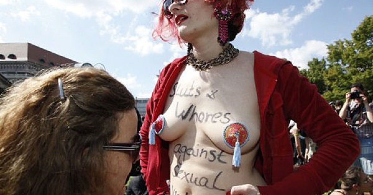 В Берліні (Німеччина) провели акцію протесту "Марш повій" ("Slutwalk"), під час якої десятки оголених жінок виступили проти сексуального насильства. / © AFP