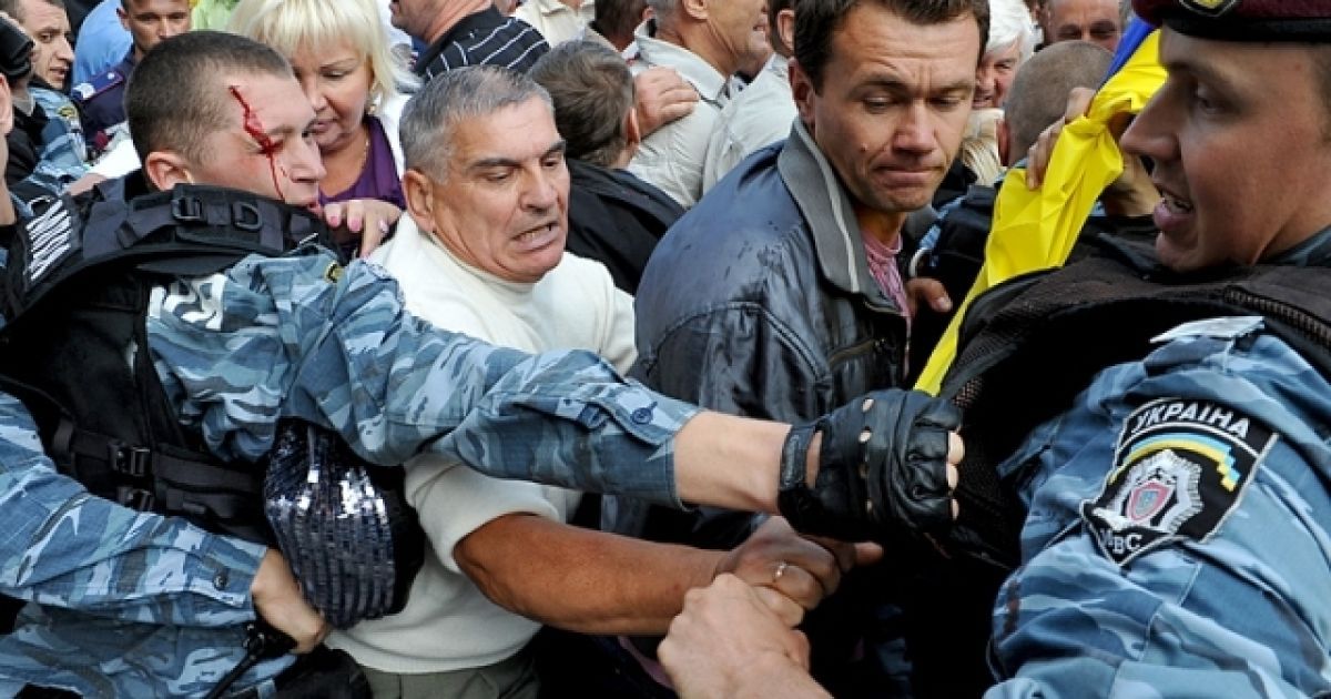 Під Печерським судом між прихильниками Тимошенко та беркутівцями виникла бійка / © tochka.net