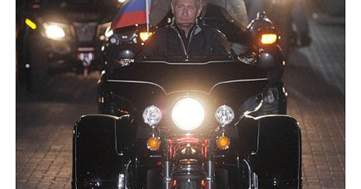Прем&rsquo;єр-міністр РФ Володимир Путін взяв участь у байк-шоу, яке організував в Новоросійську мотоклуб "Нічні вовки" з нагоди 68-ої річниці звільнення міста від фашистських загарбників. / © AFP