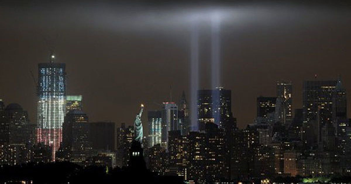 США, Байонне. Пам&rsquo;ятник з променів світла "Tribute in Light", встановлений на місці веж-близнюків Всесвітнього торгового центру, висвітлює нічне небо над нижнім Манхеттеном. / © AFP