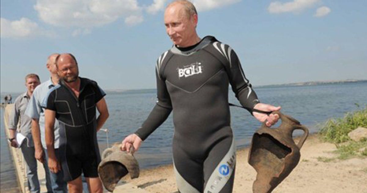 Росія, Фанагорія. Володимир Путін взяв участь у археологічних розкопках античного грецького міста у Фанагорії, що на Таманському півострові. / © AFP