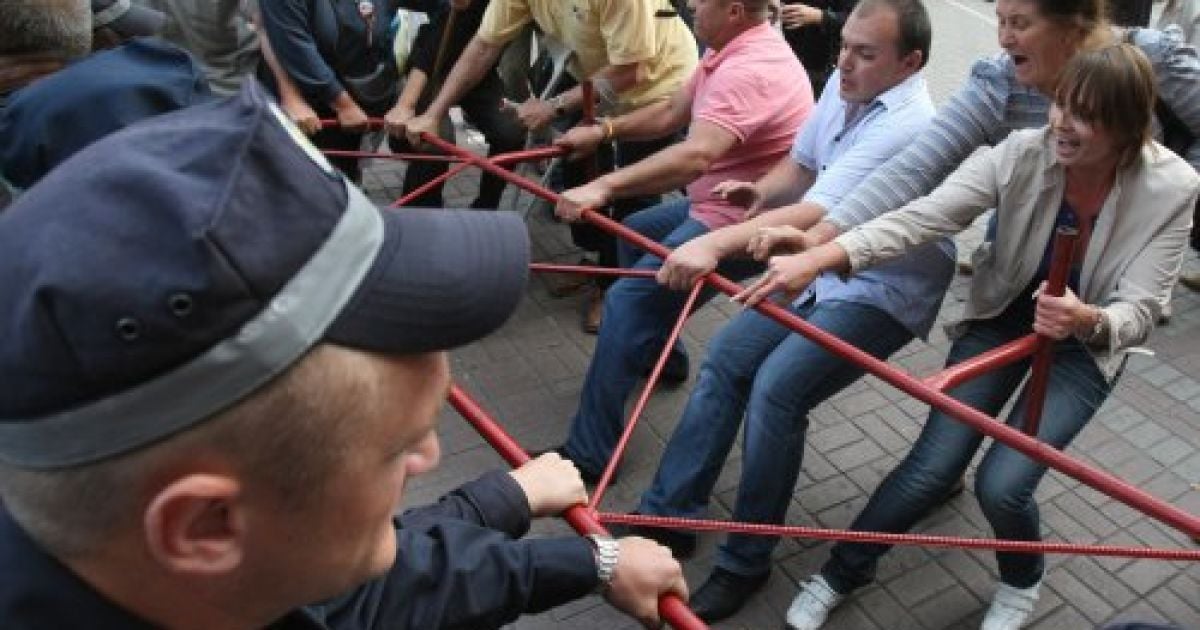 Під Печерським судом між прихильниками Тимошенко та беркутівцями виникла бійка / © УНІАН