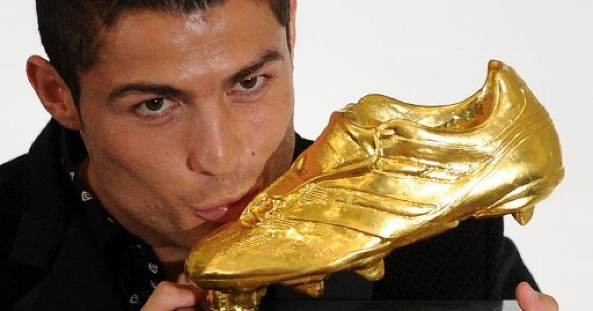 Роналду цілує "Золоту бутсу"