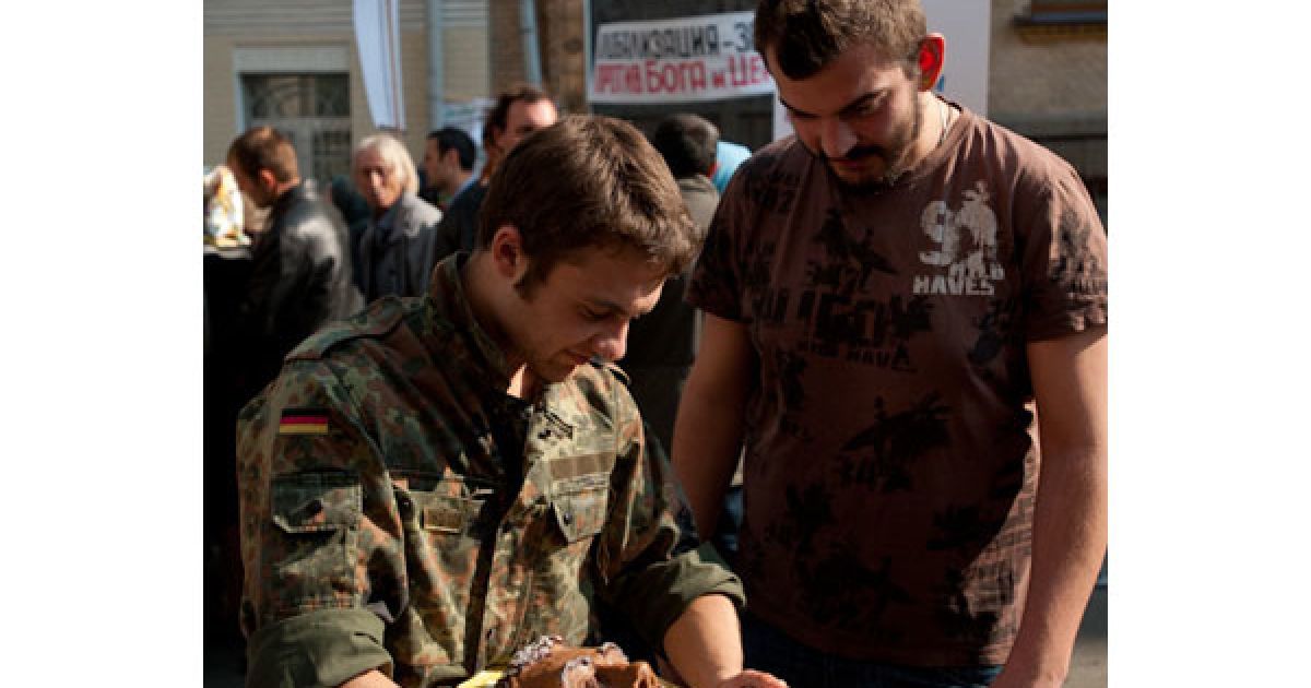 В Києві влаштували "обжиралівку протесту"  проти міністра Табачника