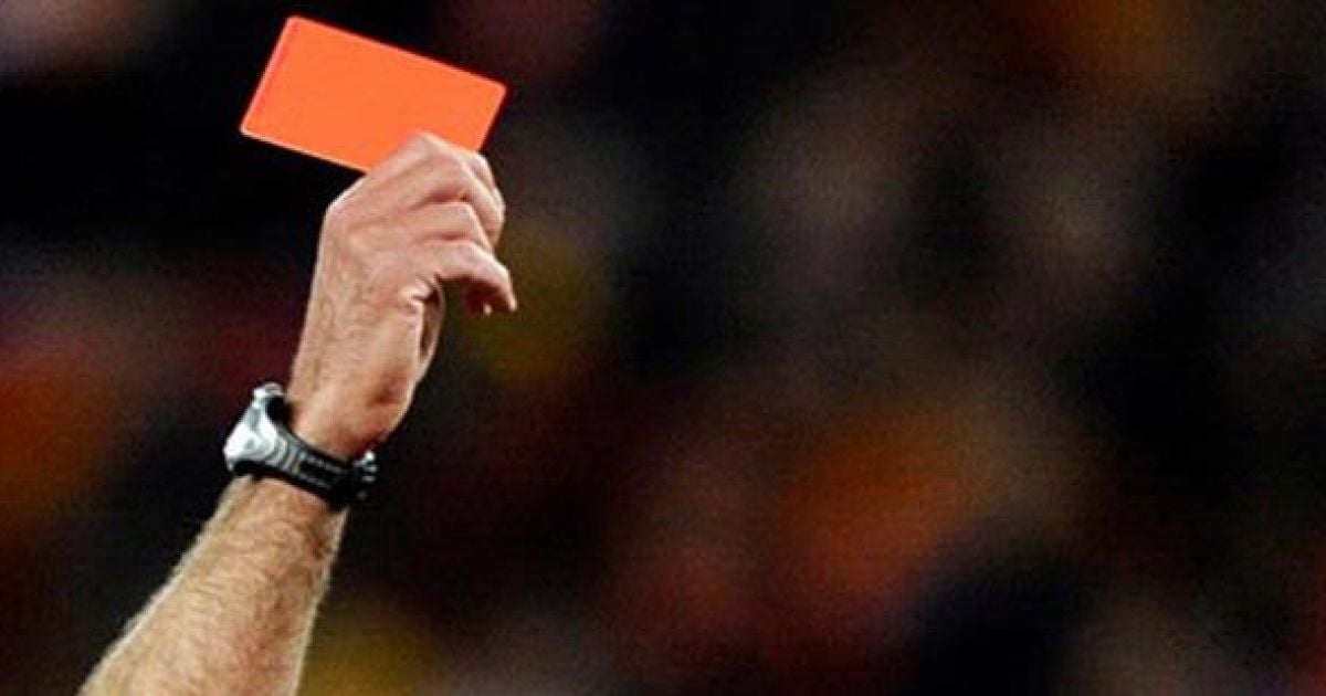 Футболист избил арбитра, показавшего ему красную карточку.