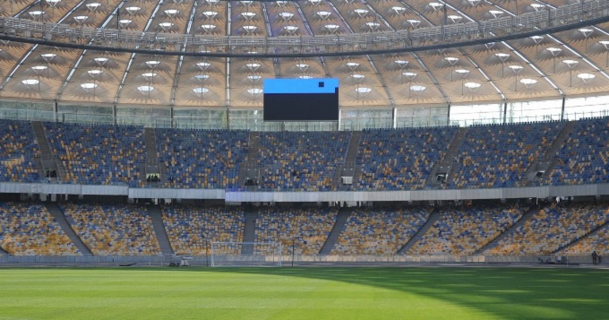 Завершилась інспекція на київському НСК "Олімпійський". В Києві Платіні випробував футбольне поле головної арени Євро-2012   та високо оцінив його готовність до чемпіонату. / © ukraine2012.gov.ua