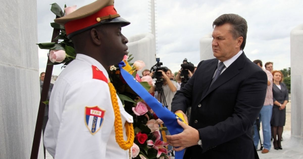 Віктор Янукович поклав квіти до Меморіалу Хосе Марті на центральному майдані Гавани - площі Революції. / © President.gov.ua