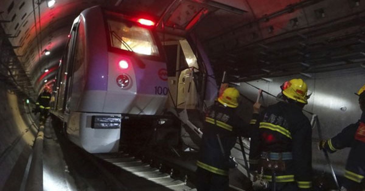 У зіткненні двох потягів в шанхайському метро постраждали більше 260 людей.