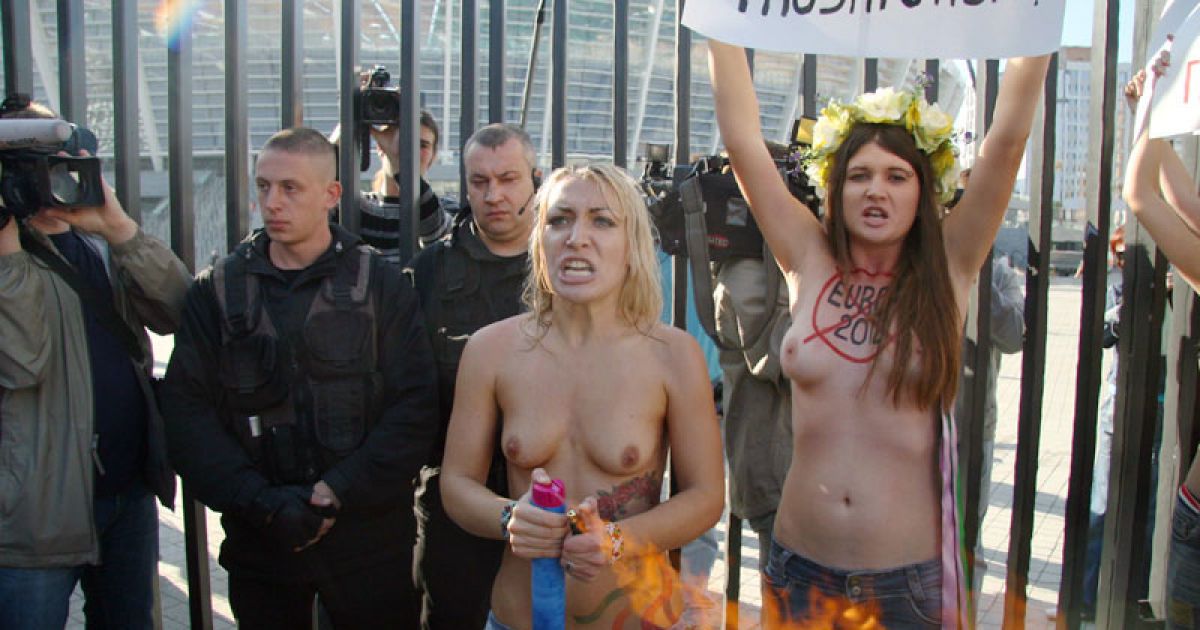 FEMENісток, які влаштували топлес-протест "Євро-угар 2012" проти перетворення України на "Бляділенд", затримала міліція. / © Жіночий рух FEMEN
