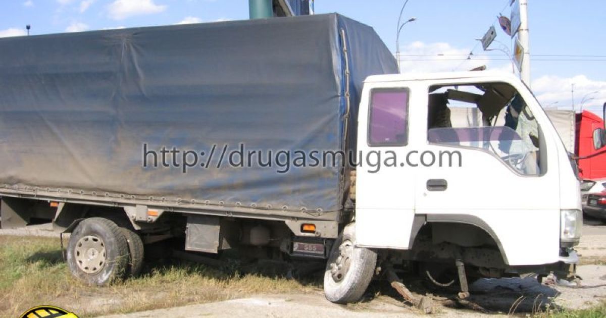 У Києві вантажівка, у якої відмовили гальма "влаштувала" масштабне ДТП за участю 9 машин. / © Друга Смуга