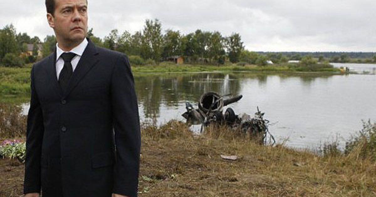На місце падіння літака прибув президент РФ Дмитро Мєдвєдєв, який вшанував память гравців ХК "Локомотив" та поклав квіти. / © AFP