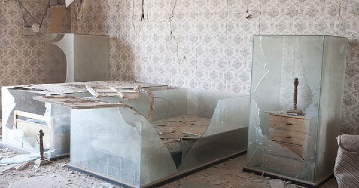 Резиденцію Муаммара Каддафі "Баб аль-Азізія" в Тріполі захопили загони лівійських повстанців. / © dailymail.co.uk