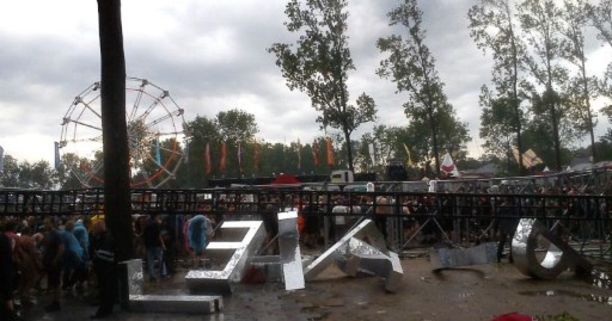 Через потужний ураган, який пронісся над музичним фестивалем Pukkelpop в Бельгії, п&rsquo;ятеро людей загинули, близько 40 отримали поранення. / © AFP