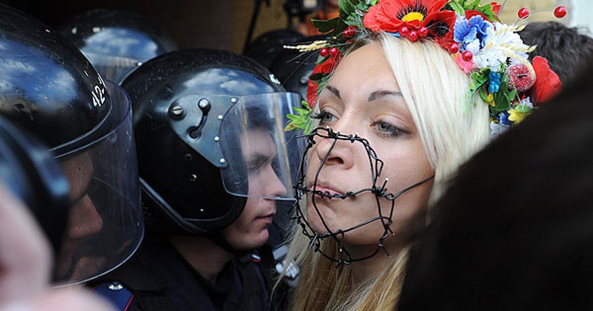 Акція FEMEN "Кусючі цицьки" перед Печерським судом в Києві / © Жіночий рух FEMEN