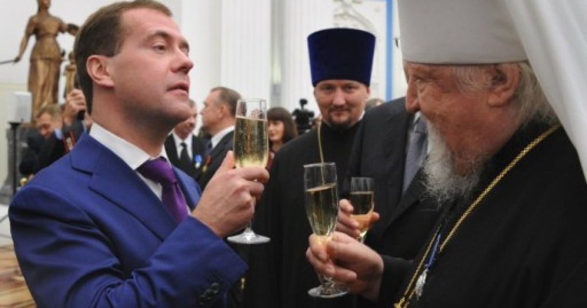 Росія, Москва. Президент Росії Дмитро Мєдвєдєв вітає архієпископа Варнаву під час церемонії нагородження в Кремлі. / © AFP