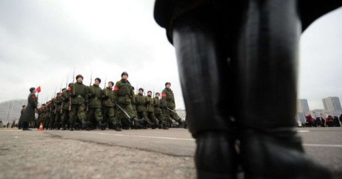 В Москві відбулась перша репетиція військового параду, який пройде 7 листопада на Красній площі. / © AFP