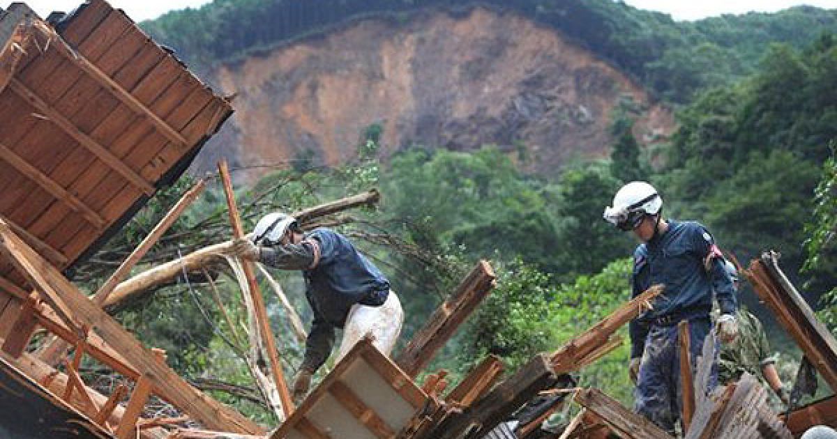 Тайфун "Талас" обрушився на південь Японії, десятки людей загинули і зникли безвісти / © AFP